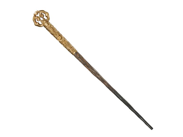 Harry Potter Celebration-toverstaf van The Noble Collection met een versierd gouden handvat.