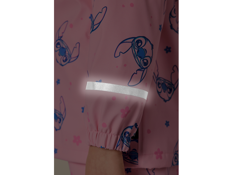Roze kledingmouw met stripfiguren en een reflecterende streep.
