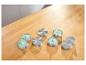 Metalen en groene plastic potdeksels op een houten tafel.