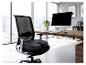 Ergonomische bureaustoel met zitkussen, voor een raam met uitzicht op de stad.