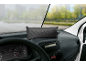 Grijze auto-ontvochtiger geplaatst op het dashboard van een voertuig.