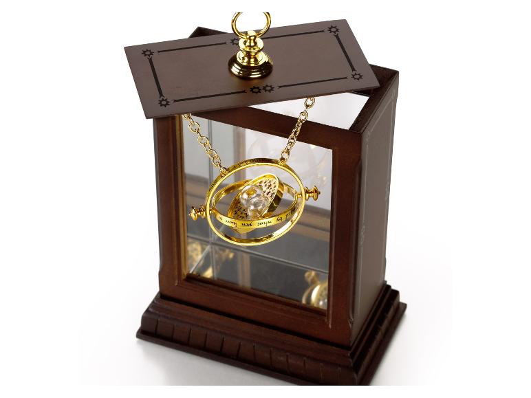 Hermelien's gouden tijdverdrijver in een houten vitrine.