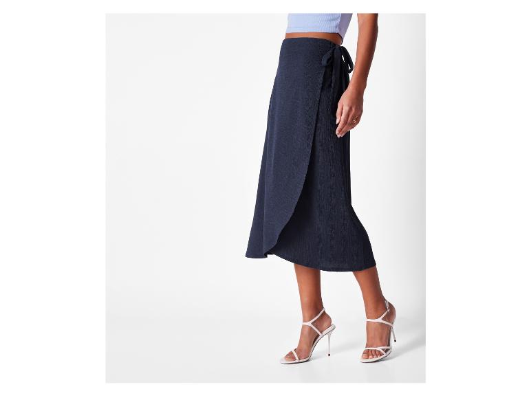 Wijkjurk en hoge hakken: elegante damesmode.