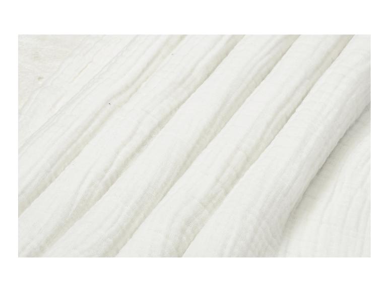 Detail van witte, licht gekreukelde stof met diagonale plooien