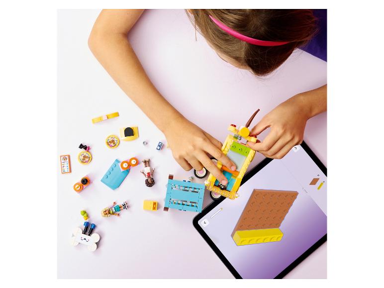 Kind bouwt speelgoedauto met kleurrijke blokken, geleid door een tablet met instructies.