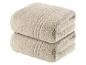 Twee beige handdoeken, opgevouwen.