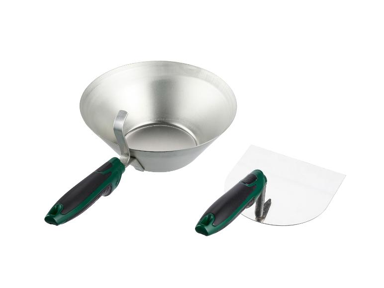Metselbak en troffel met ergonomische handgrepen.