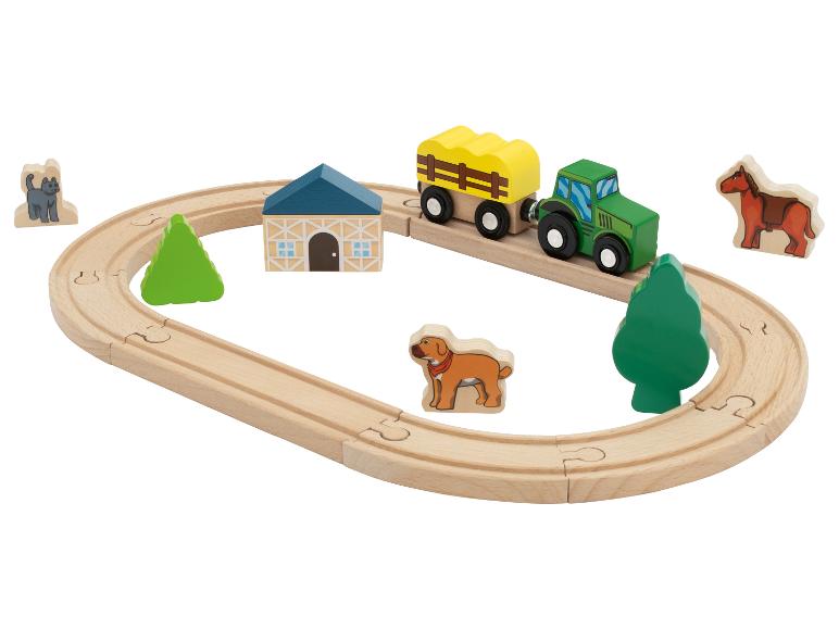 Houten speelgoedset met boerderijthema, tractor, wagen, dieren en rails.