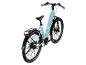 Lichtblauwe elektrische fiets met bagagedrager en Kenda Khan II banden.