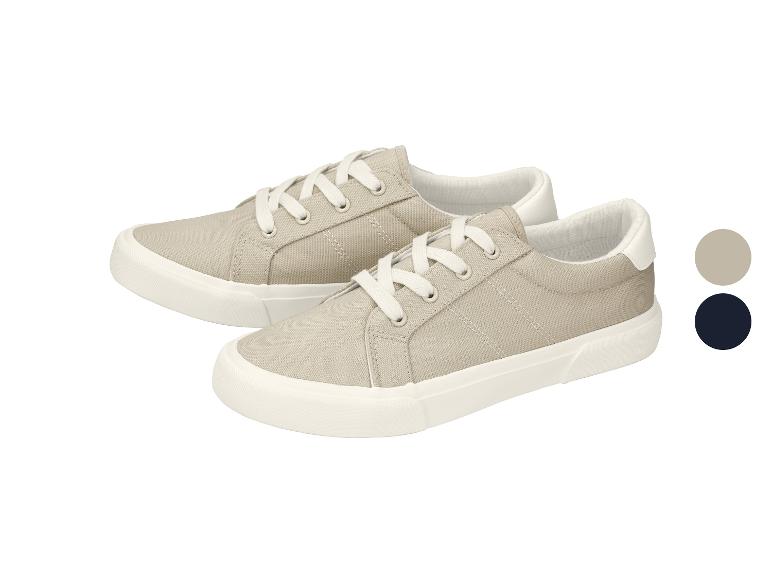 Beige canvas sneakers met witte veters, met beige en marineblauwe kleuropties.