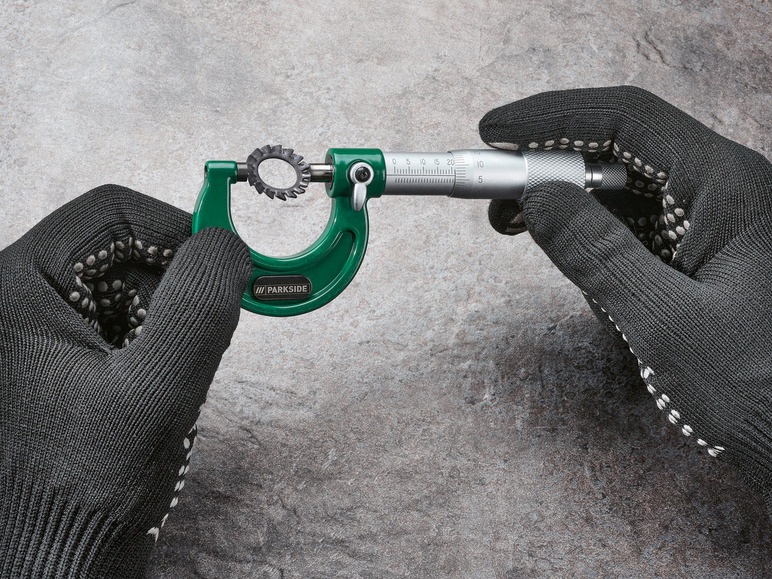 Een groene Parkside schuifmaat met een metalen onderdeel