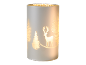 Kerst decoratieve kaars met hert en bomen, warm licht.