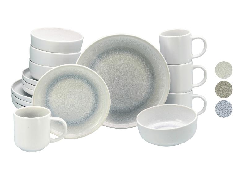 Wit en grijs gespikkeld servies met borden, kommen en mokken.