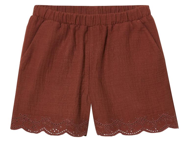 Bruine shorts met opengewerkte details.