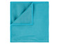 Een gevouwen blauwe microfiber schoonmaakdoek.