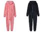 Twee fleece onesies, één roze met luipaardprint en één marineblauw.