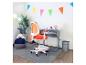Kinderbureau met oranje ergonomische stoel, versierd met kleurrijke vlaggetjes.