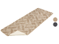 Beige traploper met geometrisch patroon, toont de antislip onderkant.