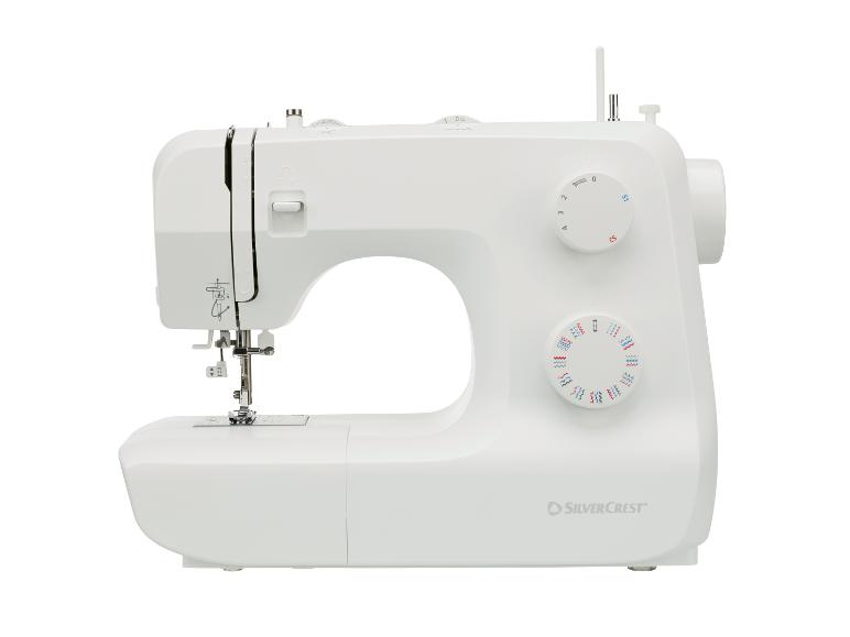 Witte naaimachine met diverse steekpatronen en bedieningsknoppen