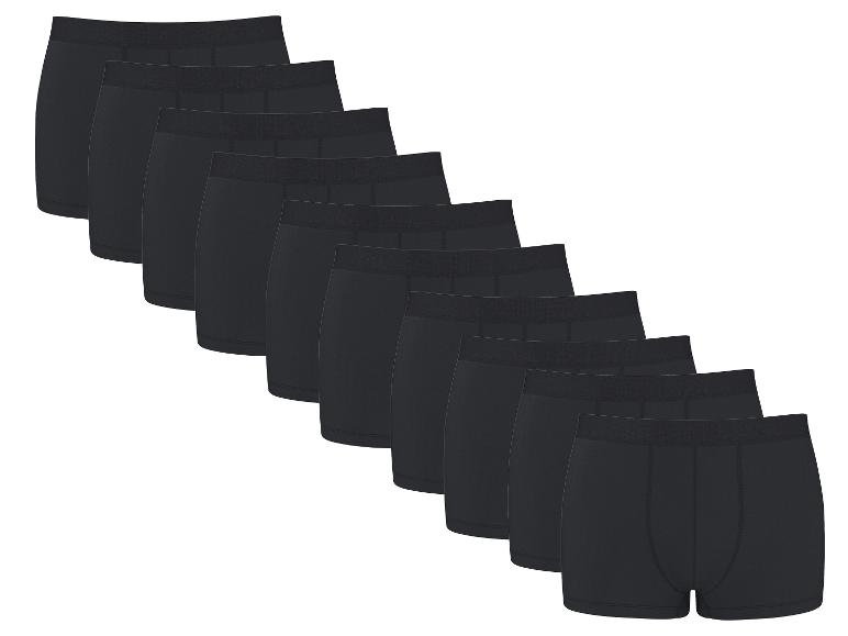 Tien paar zwarte herenboxershorts, diagonaal gestapeld op een witte achtergrond.