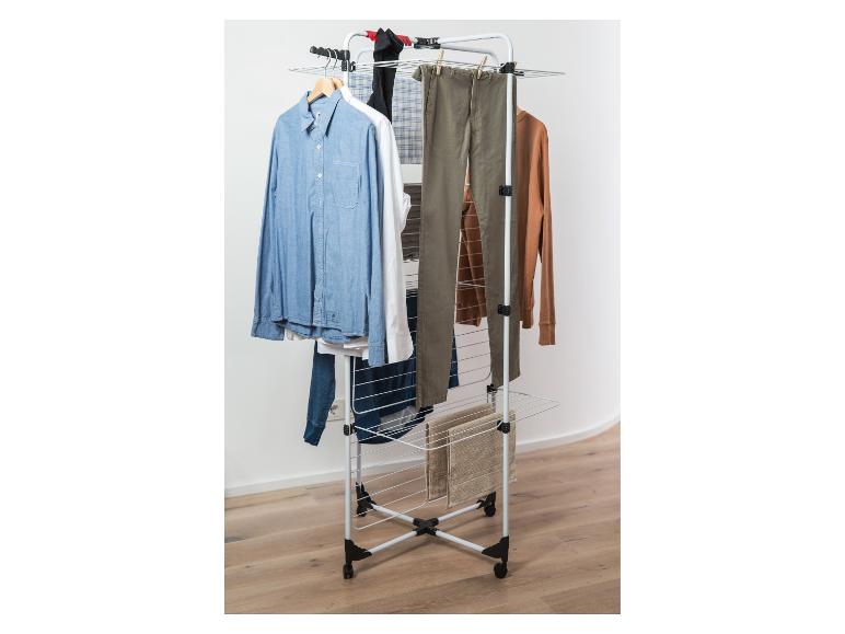 Droogrek met diverse kledingstukken, waaronder overhemden en broeken.