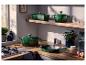 Assortiment groen gietijzeren kookgerei van SILVERCREST® in een keuken.