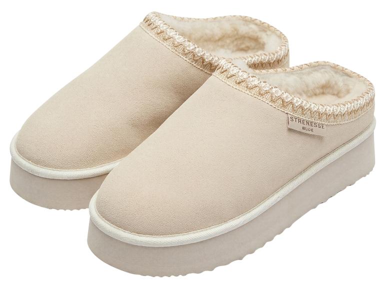 Paar beige platformslippers met imitatiebont voering en gevlochten rand.