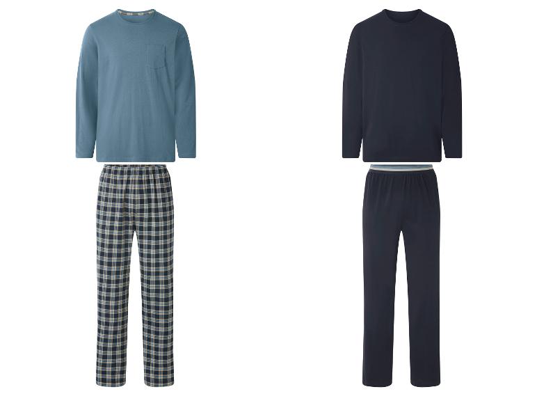 Twee sets herenpyjama's: een blauwe top met geruite broek en een marineblauwe top met marineblauwe broek.