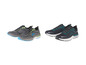 Twee paar grijze en blauwe hardloopschoenen.