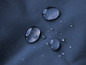 Waterdruppels op een blauwe, waterdichte stof.