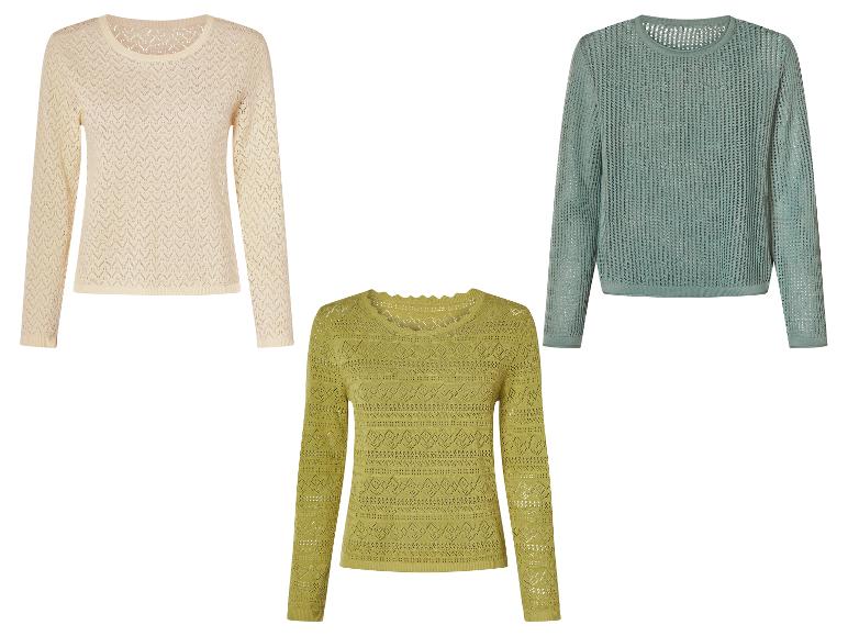 Drie gebreide truien in pastelkleuren.