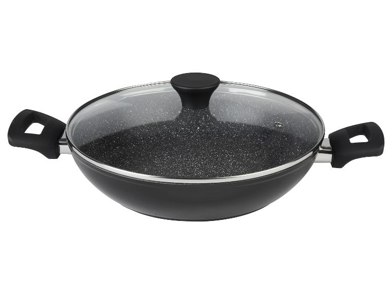 Zwarte wokpan met glazen deksel en zijhandvatten