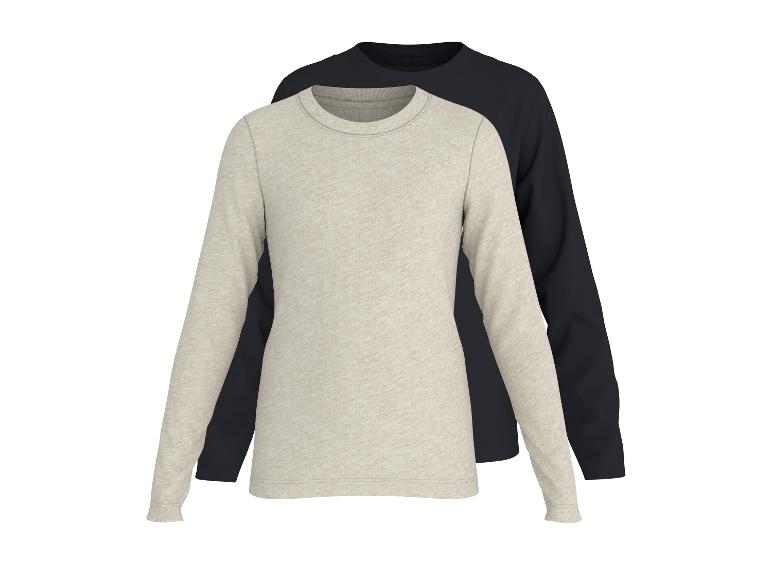 Twee longsleeve shirts: een lichtgekleurde en een donkerblauwe.