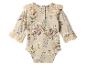Beige babyromper met bloemenprint en kanten details.