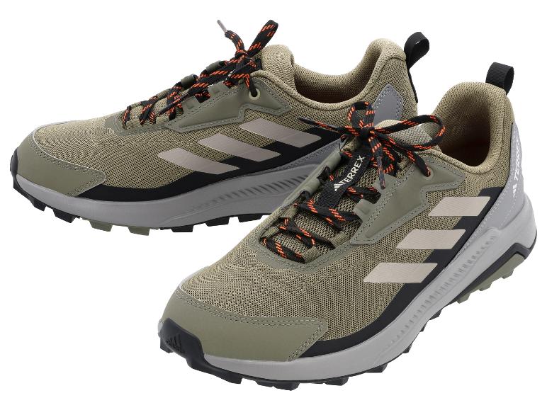 Twee trailrunningschoenen met olijfgroen bovenwerk, grijze strepen en oranje veters.