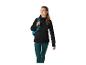 Vrouw in zwart softshell jack en teal leggings draagt een blauwe rugzak.
