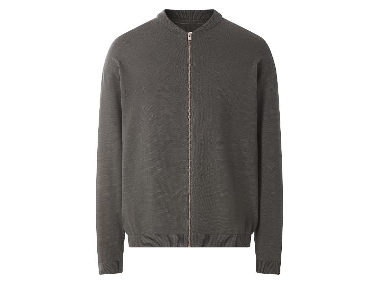Donkergrijs gebreid vest met rits op een witte achtergrond.