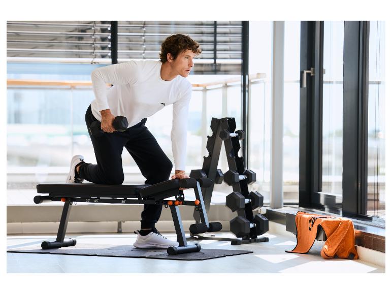 Man die traint met een CRIVIT zeshoekige dumbbell van 7,5 kg.