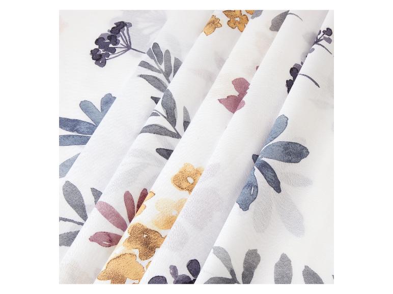 Witte stof met grijze, paarse en gouden bloemenprint.