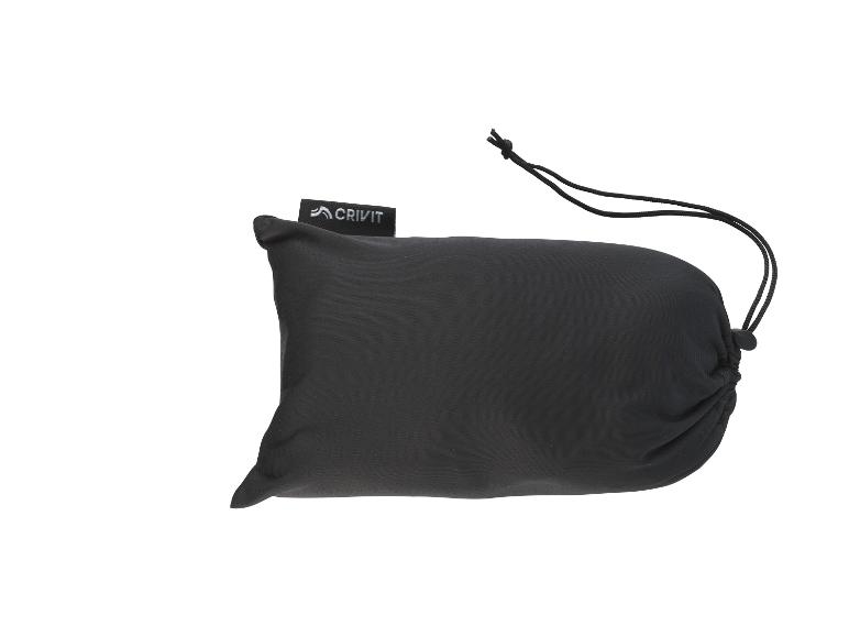 Een zwarte trekkoordtas, met een Crivit-label.