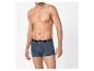 Bovenlichaam van een man in blauwe boxershort met een zwart-witte tailleband