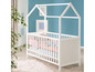 Wit houten babybed met een huisvormig ontwerp.