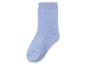 Eén lichtblauwe sok met geribbelde textuur.