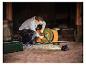 Man repareert grasmaaier met LIVARNO® werklamp »The Portable« in een donkere schuur.