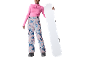 Vrouw in roze ski-shirt en bedrukte skibroek houdt een wit snowboard vast.