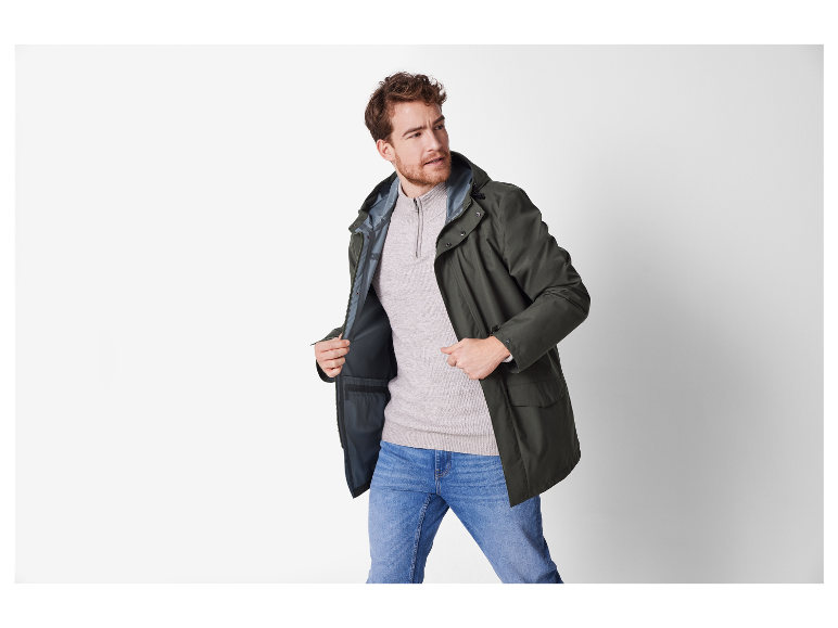 Model toont een olijfgroene jas.
