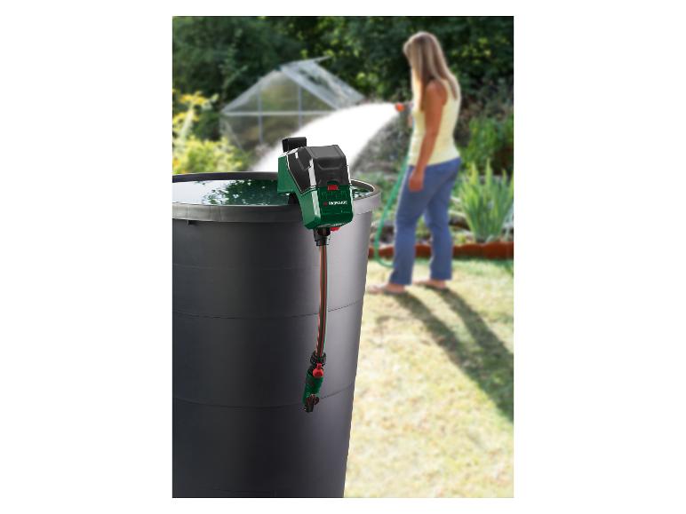 Tuinwaterpomp in regenton, vrouw besproeit de tuin.