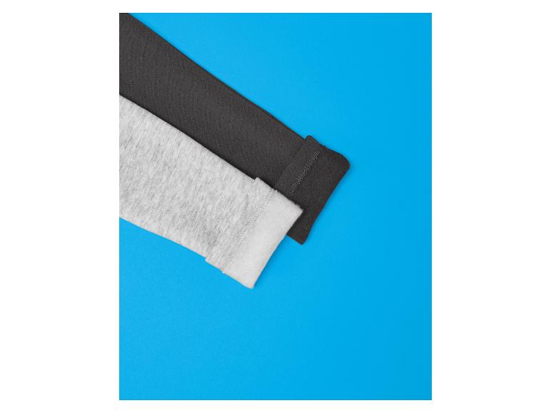 Twee stofstalen, één grijs en één donkergrijs, op een blauwe achtergrond.