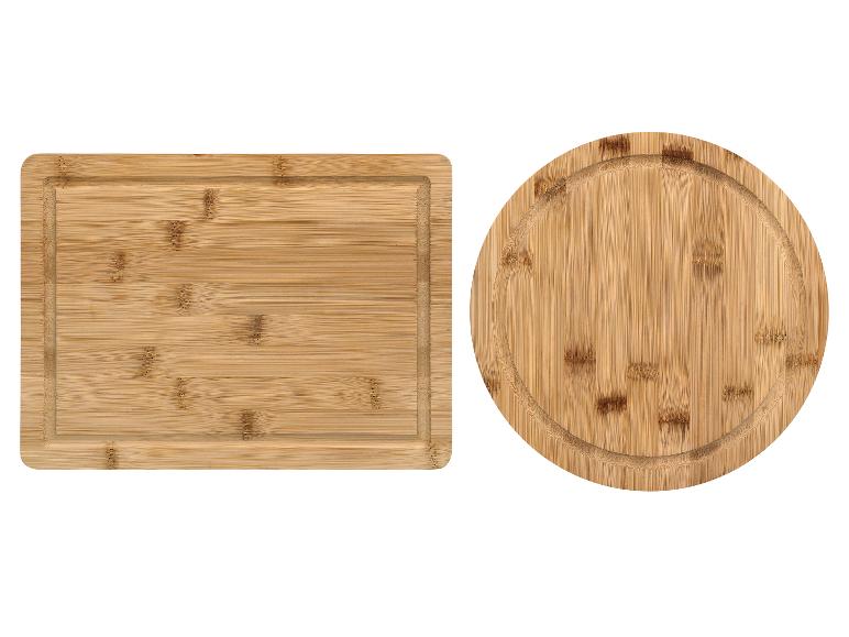 Twee bamboe snijplanken, één rechthoekig en één rond