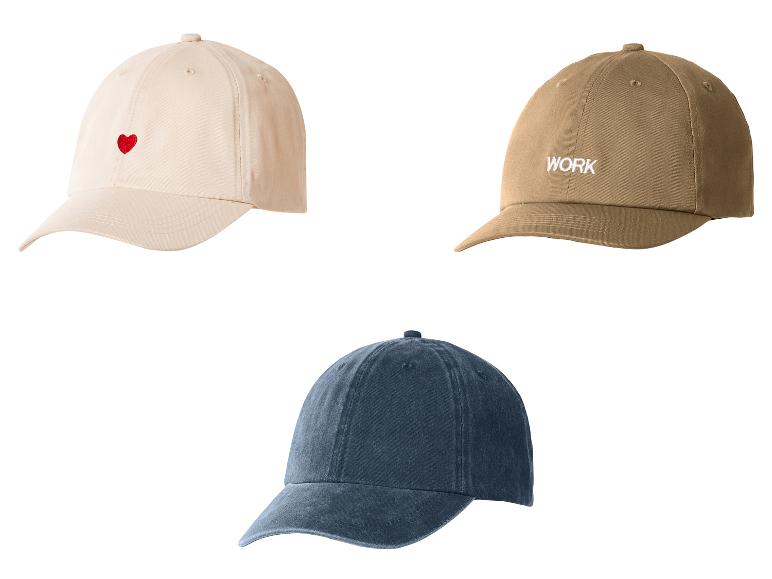 Drie baseballpetten: beige met een rood hart, bruin met het woord 'WORK' en blauw.